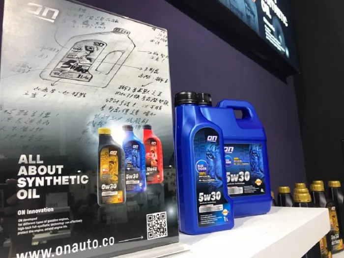 ON 展位上的 ALL ABOUT SYNTHETIC OIL 展示板與 5W-30 機油