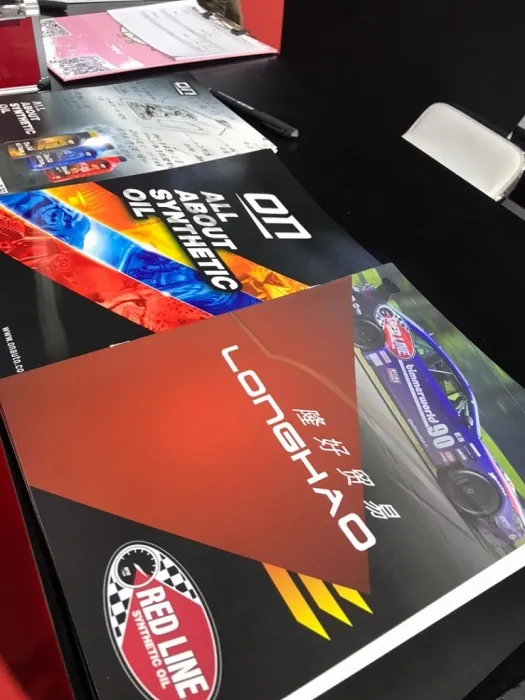 展位桌上的 ON 產品型錄